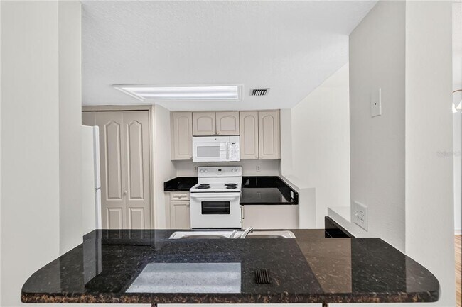 Building Photo - 2204 Fan Palm Dr
