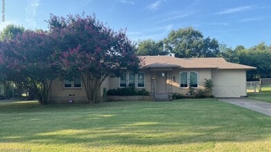 Building Photo - 104 Varsity Cir