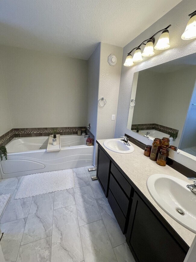 Building Photo - 2606 S Red Birch Dr