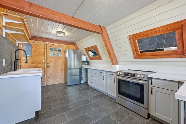 Building Photo - 77 Snowplow Ave