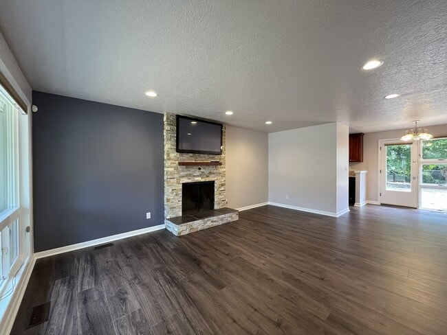 Building Photo - Charming Single-Level 3 Bedroom Home with Spacious Fenced Backyard, Landscaping Included & Great ...
