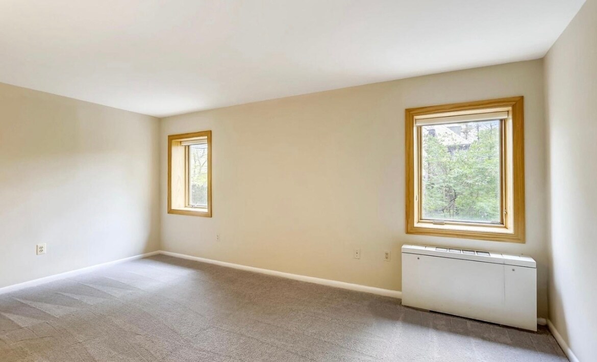 Building Photo - 4720 Chevy Chase Dr