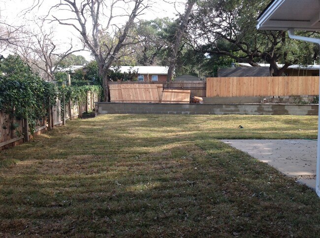 Building Photo - Gorgeous Remodel - North Austin Home!