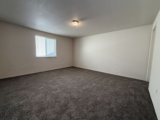 Building Photo - CHECK OUT THIS SPACIOUS TOWNHOUSE IN REDMO...