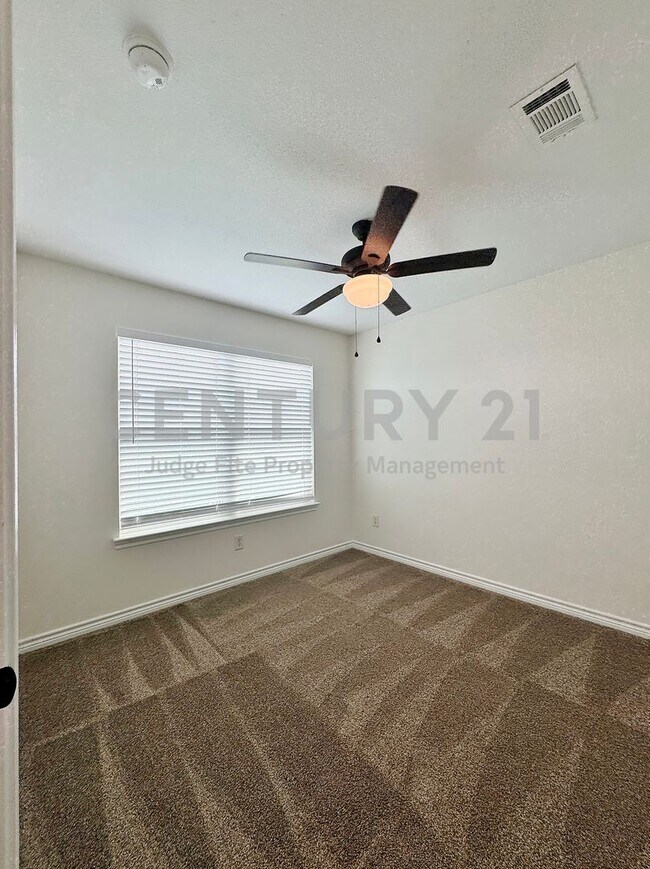 Building Photo - Charming, 2-Story 3/2.5/1 Duplex Ready For Move-In!