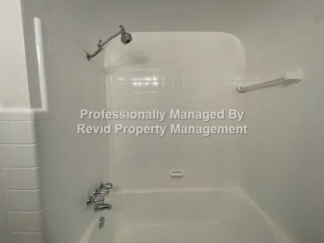 Building Photo - Beautiful 2 Bed 1 Bath near U of M!