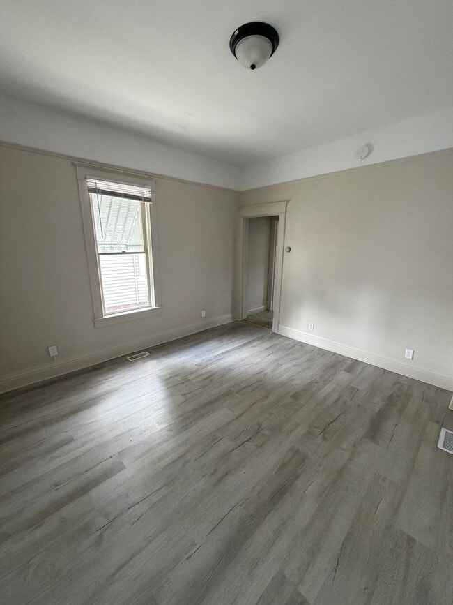 Building Photo - 1628 E Converse St