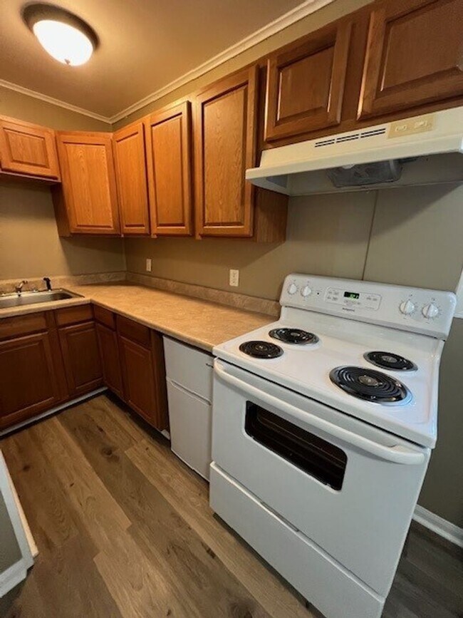 Building Photo - Cute Efficiency Apartment Located in Lake Charles