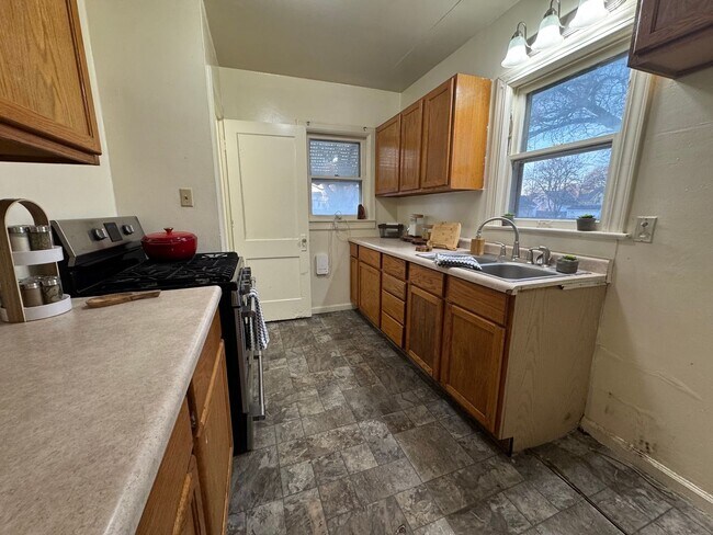 Building Photo - 3 bed, 1 bath home for rent in Waterloo