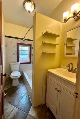 Building Photo - Charming 1-Bedroom Apartment in Desirable ...