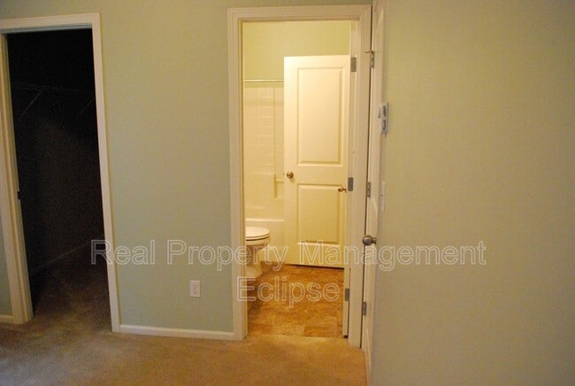 Building Photo - 10707 Ross Rd