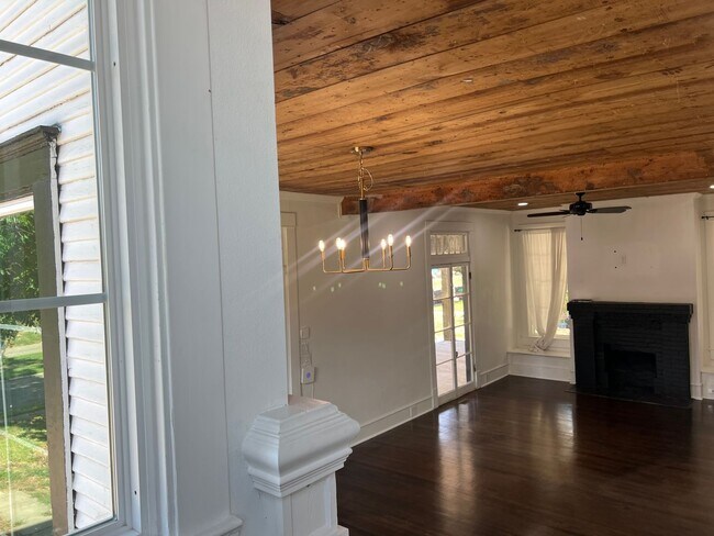 Building Photo - Southern Charm at its Best!!!