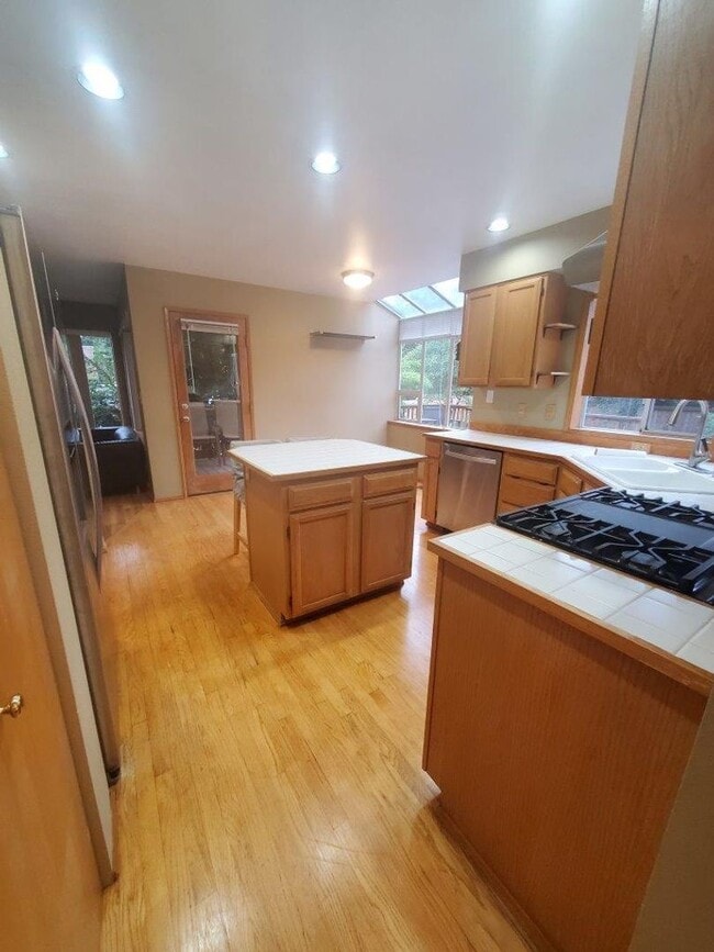 Building Photo - 4 bed, 2.5 bath, 2 car garage on spacious ...