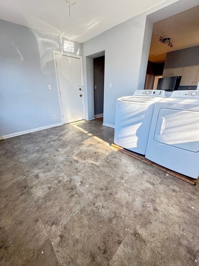 Building Photo - 511 N Taylor Ave