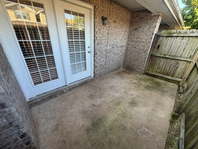 Building Photo - COMING SOON!! 3 Bedroom Duplex in Farmington!