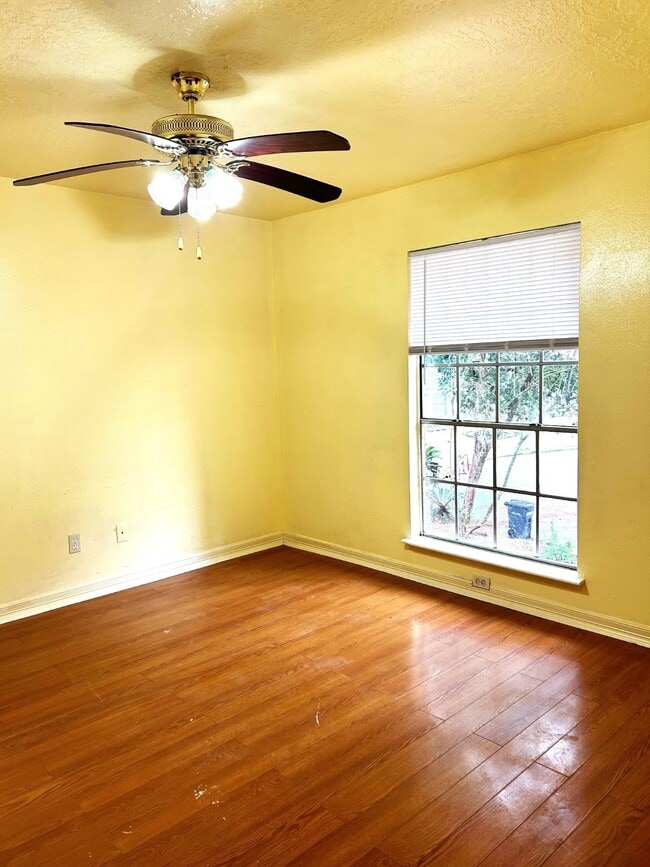 Building Photo - 3123 Village Woods Dr