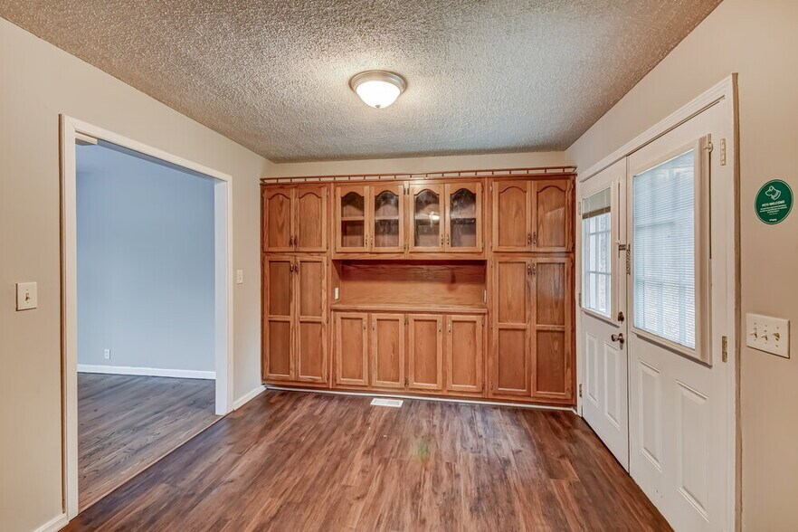 Building Photo - 909 Winchester Dr