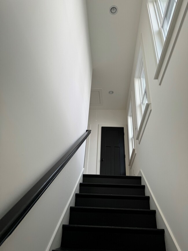 Building Photo - 509 Rosedale Ave
