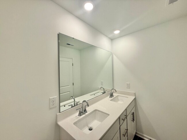 Building Photo - 132 Tree Moss Ct