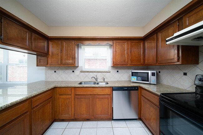Building Photo - 2838 Colony Dr