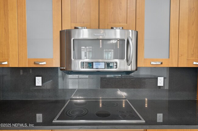 Building Photo - 1431 Riverplace Blvd