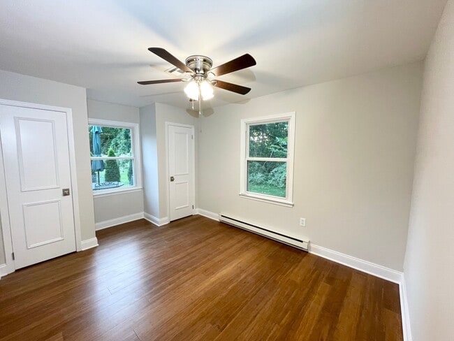 Building Photo - 293B Sharon Way