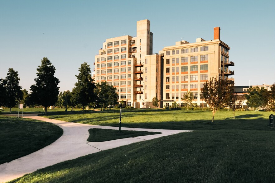 Building Photo - 2000 Little Raven St