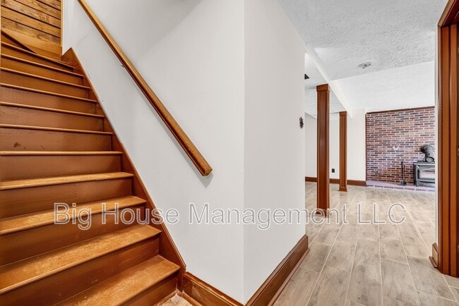 Building Photo - 1155 Old Linden Rd