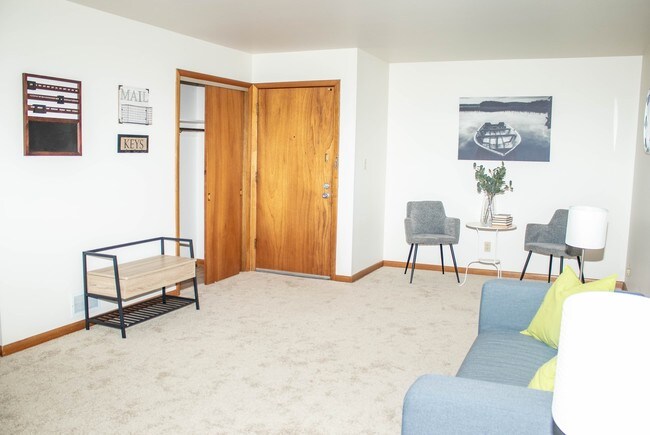 Building Photo - 1601 Roxbury Rd