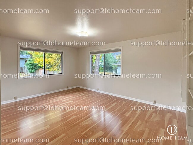Building Photo - "Spacious 4-Bedroom Duplex with 2 Full Bat...