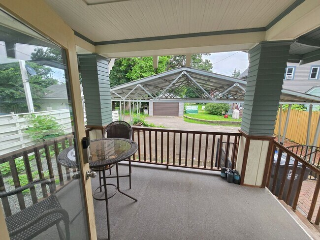 Building Photo - SINGLE FAMILY HOME! Great Location! Laundry, Wood Floors and Parking!