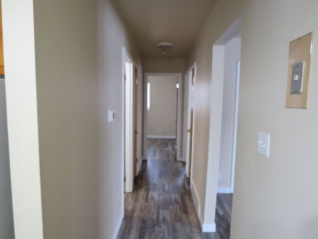 Building Photo - 3 Bedroom / 1 Bonus Room / 1 3/4 Bath Hous...