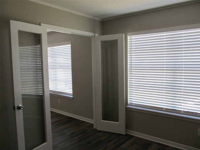 Building Photo - 3 Avenue E