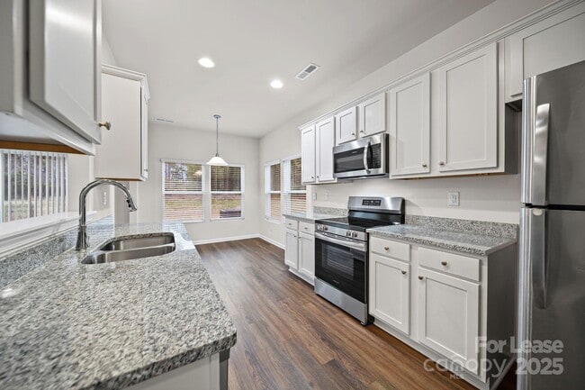 Building Photo - 916 S Battleground Ave