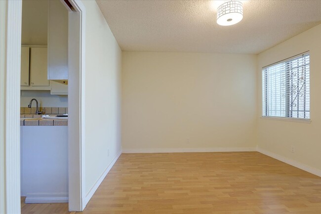 Building Photo - Great Home in Secure Complex