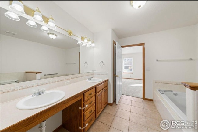 Building Photo - 2615 Anemonie Dr