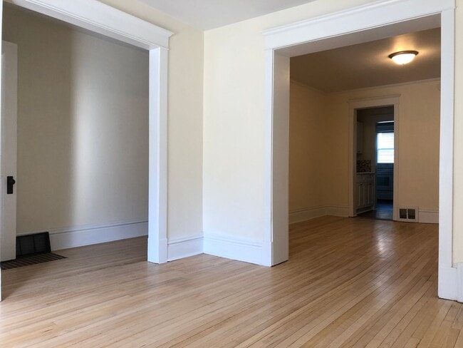 Primary Photo - Amazing Vintage Townhouse. Uber Convenient...