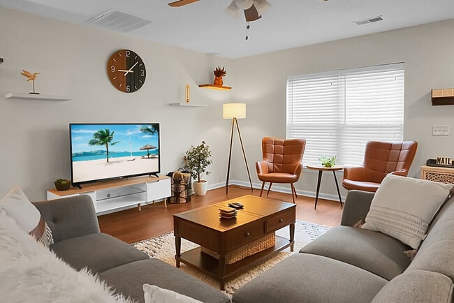 Primary Photo - 124 Larkspur Dr