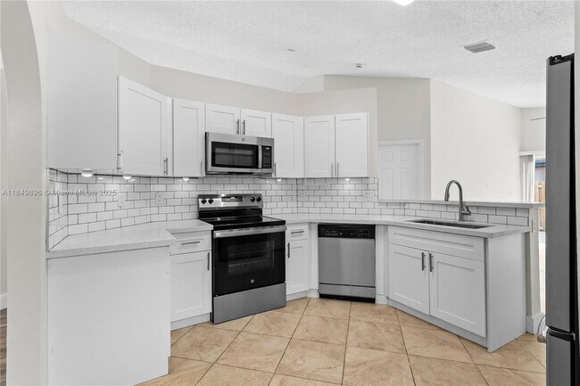 Building Photo - 14611 SW 156th Ave