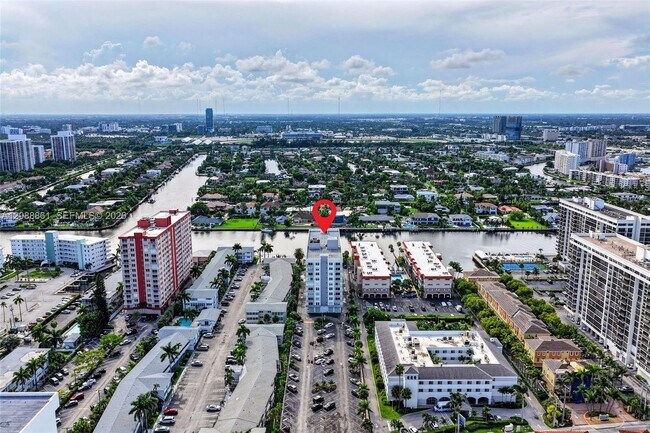 Building Photo - 3113 S Ocean Dr