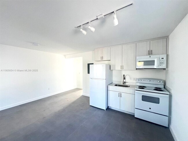 Building Photo - 1541 NW 1st Pl