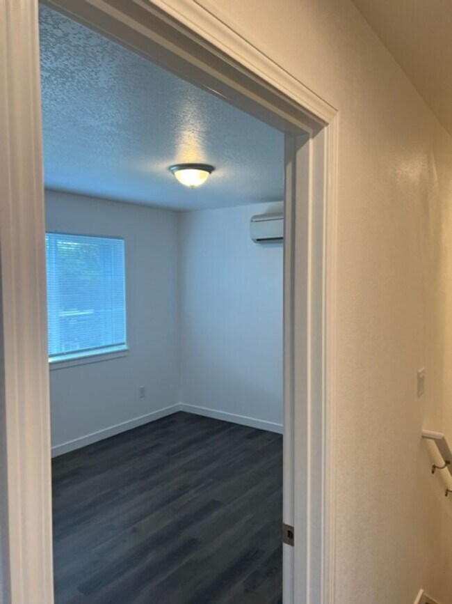 Building Photo - 1106-1108 W 11TH