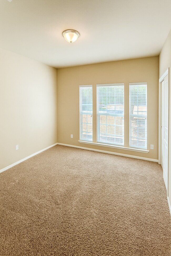 Building Photo - 219 Chering Dr