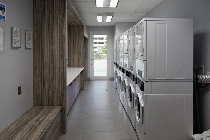 Building Photo - 1200 Brickell Bay Dr