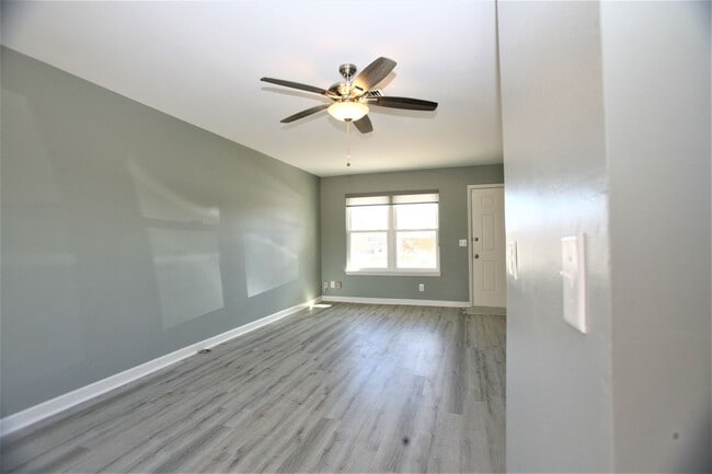 Building Photo - Beautifully updated 1 bedroom apartment within walking distance to the beach!