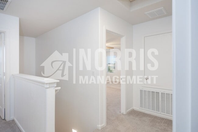 Building Photo - Beautiful Large Home Very Close to Freeway