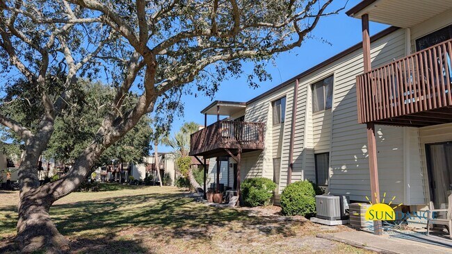 Building Photo - Expansive waterfront covered patio off this fully renovated Fort Walton Condo!