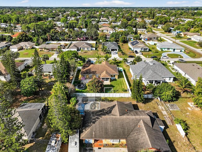 Building Photo - 1121 SW Ivanhoe St