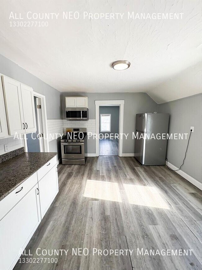 Building Photo - 3320 W 56th St