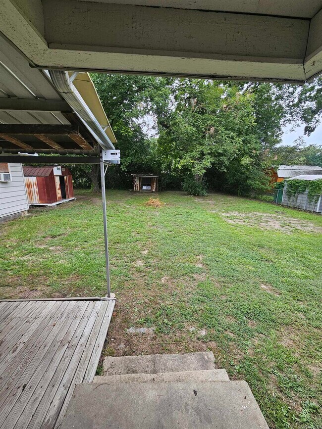 Building Photo - 919 Toler St